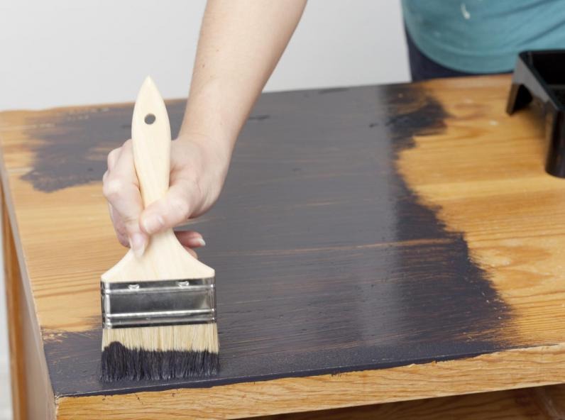 Appliquer une finition cirée sur un meuble en bois : mode d'emploi