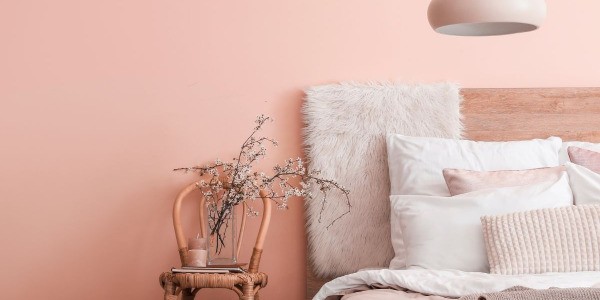Quel pan de mur peindre dans une petite chambre ? 