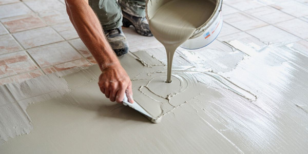 Sol effet béton ciré sur carrelage : Pourquoi préférer le vrai béton ciré