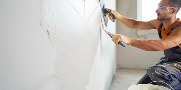 Quel enduit mettre sur un mur humide ?