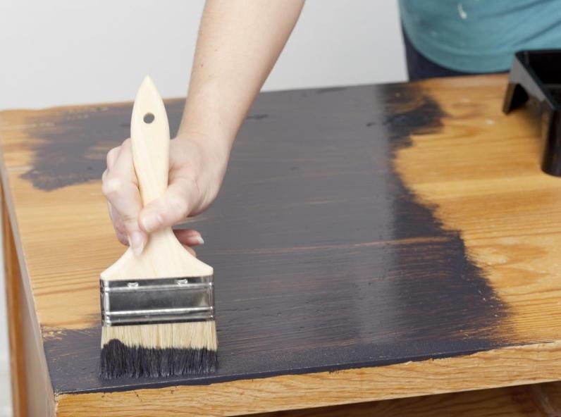 Quelle peinture pour repeindre un meuble en bois ?