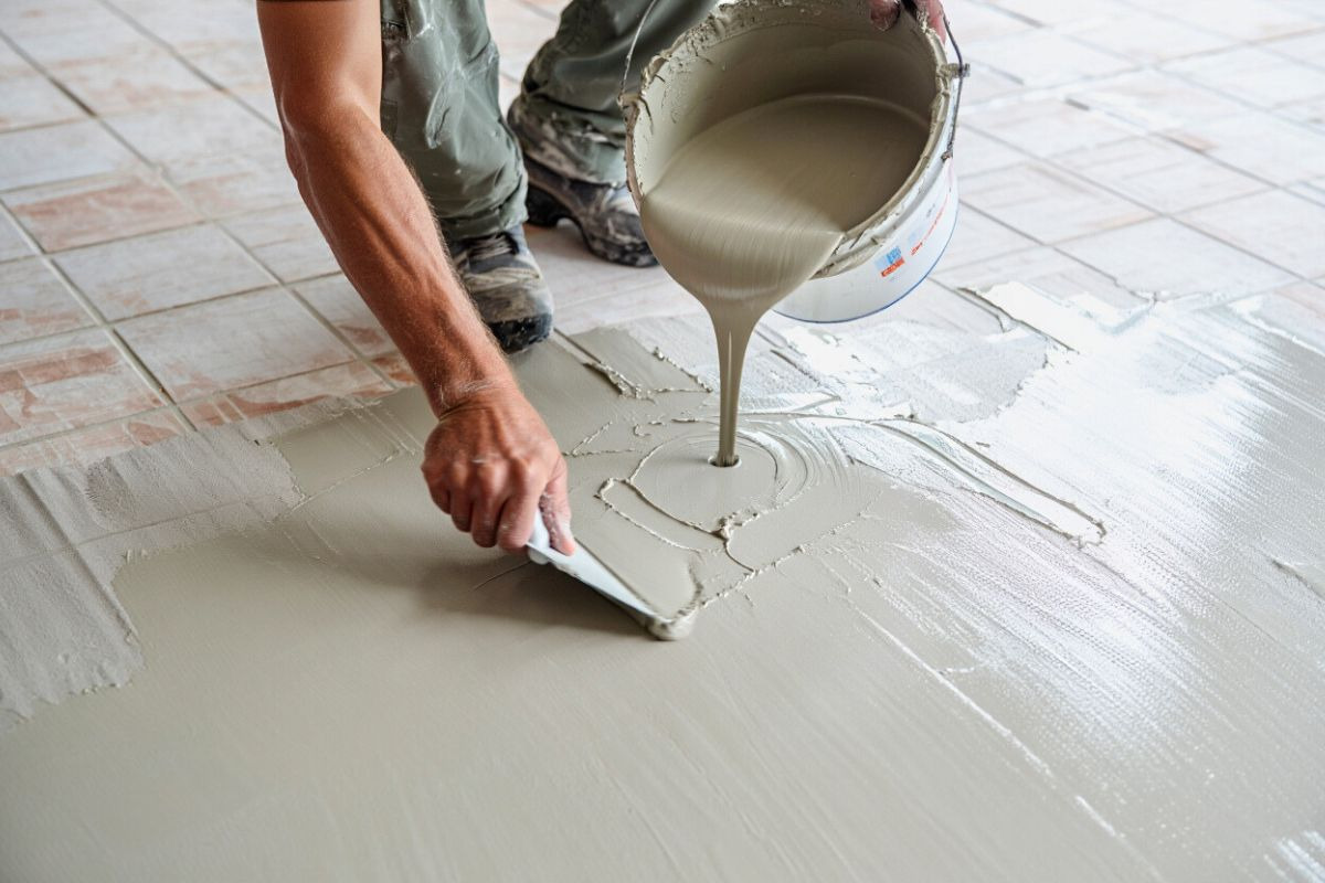 Sol effet béton ciré sur carrelage : Pourquoi préférer le vrai béton ciré